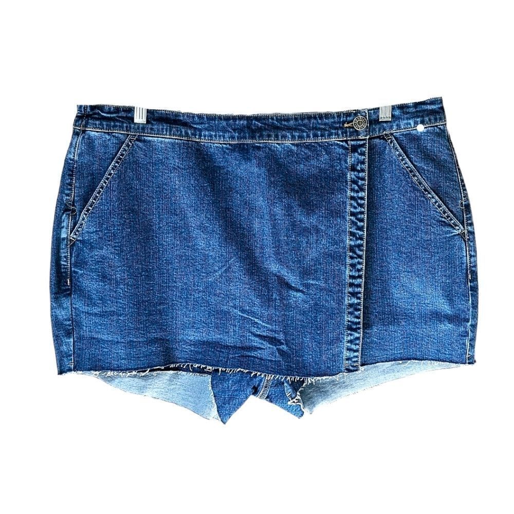 TORRID Plus Size Mid-Rise Vintage Stretch denim Skort. SIZE 22